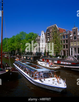 Touristen auf einem Ausflugsschiff Segeln auf Brouwersgracht, Amsterdam, Holland, Niederlande. Stockfoto