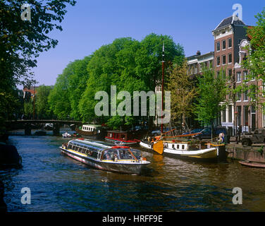 Touristen auf einem Ausflugsschiff Segeln auf Brouwersgracht, Amsterdam, Holland, Niederlande. Stockfoto