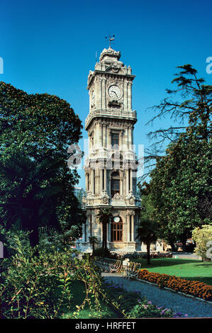 Barocke Turmuhr vor Dolmabahce Palast Istanbul Türkei Stockfoto