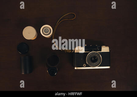 Alte Retro-Kamera auf Vintage Holzbrettern abstrakten Hintergrund Stockfoto