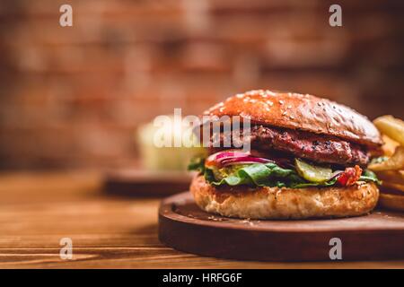 Hautnah auf frische Burger auf Holztisch Stockfoto