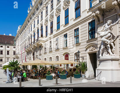 Cafe vor der Reichskanzleitrakt (kaiserliche Staatskanzlei Flügel) in die innere Burgplatz, Hofburg Palast, Wien, Österreich Stockfoto