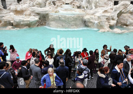 Rom, Italien - 17. März 2016: Menge von Touristen besucht und posiert vor dem Trevi-Brunnen (Fontana di Trevi), eine der wichtigsten Sehenswürdigkeiten der Stockfoto