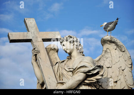 Engel mit Kreuz. Statue auf der Ponte Sant' Angelo Brücke, Rom Stockfoto