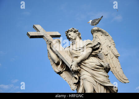 Engel mit Kreuz. Statue auf der Ponte Sant' Angelo Brücke, Rom Stockfoto