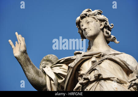 Engel mit den Nägeln. Statue auf der Ponte Sant' Angelo Brücke, Rom Stockfoto