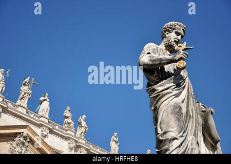 Statue des Heiligen Petrus eine Taste gedrückt halten. Vatikanstadt Stockfoto