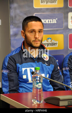 CLUJ-NAPOCA, Rumänien - 26. März 2016: Spieler der rumänischen Fußballnationalmannschaft, Florin Andone spricht während einer Pressekonferenz vor dem Spiel Stockfoto