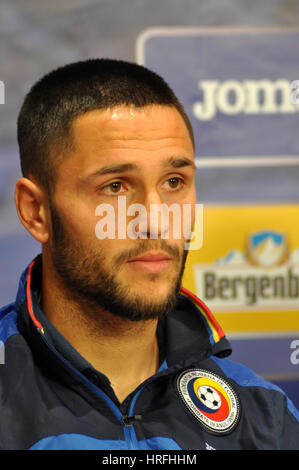 CLUJ-NAPOCA, Rumänien - 26. März 2016: Spieler der rumänischen Fußballnationalmannschaft, Florin Andone spricht während einer Pressekonferenz vor dem Spiel Stockfoto