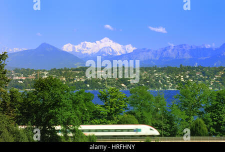 Hochgeschwindigkeits-Zug den Genfer See und die französischen Alpen mit einer schneebedeckten Mont Blanc in der Mitte. Stockfoto