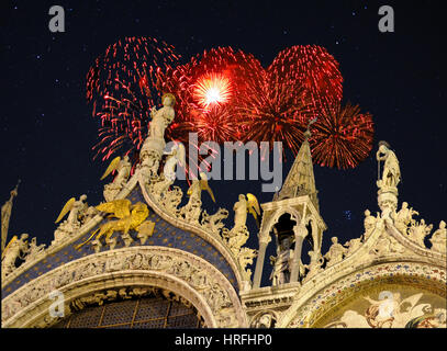 Detail der Fassade der Kathedrale von San Marco in Venedig, Italien mit Urlaub Feuerwerk explodiert im Hintergrund. Stockfoto