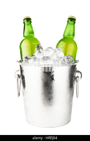 Grüne Bierflaschen im Eis Stockfoto