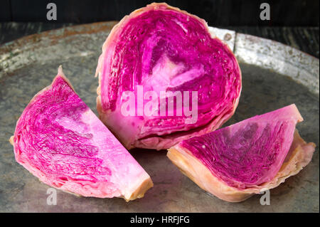 Rotes Sauerkraut Scheiben auf einer Bratpfanne Stockfoto