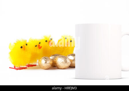 Kaffeebecher mockup Neben gelb flauschiges Spielzeug Ostern Küken. Perfekt für Ostern Tassen. Ihre benutzerdefinierte Anführungszeichen und Designs Overlay für den Verkauf von Becher. Stockfoto