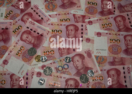 Chinesische Renminbi (Yuan) Banknoten und Münzen Stockfoto