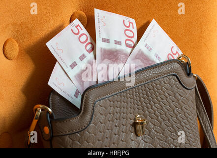 Schwedische Rechnungen in Handtasche. Stockfoto