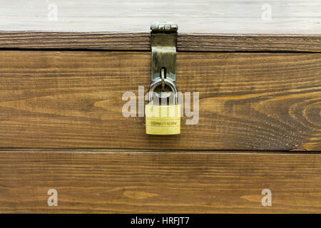 Geschlossenes Vorhängeschloss auf der Box. Vorhängeschloss. Cache-Eigenschaft. Stockfoto