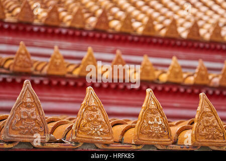 Nahaufnahme von erstaunlich alte Terrakotta-Dachziegel auf den berühmten Marmor-Tempel - Wat Benchamabophit in Bangkok Stockfoto