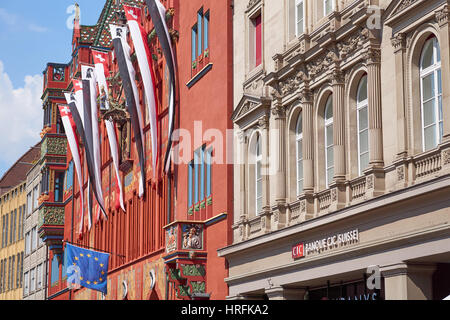 Detailansicht des Basler Rathauses (Rathaus) in einer Reihe von schönen alten und bunten Stadthaus Fassaden in der Innenstadt von Basel, Schweiz Stockfoto