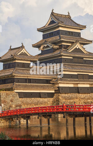 Matsumoto Samurai Schloss, Blick über den Graben - Matsumoto Castle ist ein nationaler Schatz von Japan, Präfektur Nagano, Japanische Alpen Stockfoto