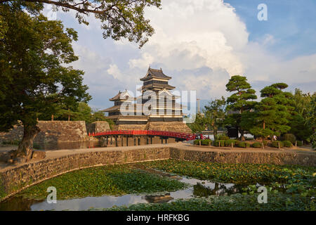 Matsumoto Samurai Schloss, Blick über den Graben - Matsumoto Castle ist ein nationaler Schatz von Japan, Präfektur Nagano, Japanische Alpen Stockfoto