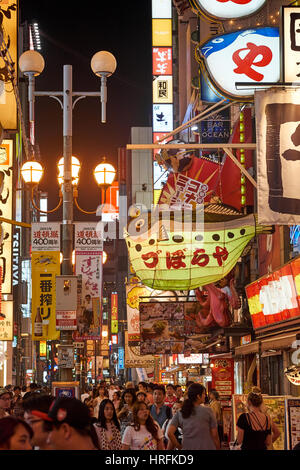 Werbung für ein Fugu-Fisch-Restaurant in der Nacht in Dotonbori Street - Neonröhren Nachtleben Innenstadt gesprengt Stockfoto