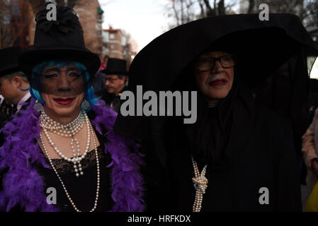 Madrid, Spanien. 1. März 2017. Karnevalisten abgebildet, während ein mock Begräbnis-Prozession in Madrid. Der "Leichenzug" wo ein symbolisches Begräbnis einer Sardine stattfindet, markiert traditionell das Ende des Karnevals. Bildnachweis: Jorge Sanz/Pacific Press/Alamy Live-Nachrichten Stockfoto