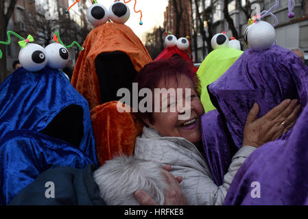 Madrid, Spanien. 1. März 2017. Karnevalisten abgebildet, während ein mock Begräbnis-Prozession in Madrid. Der "Leichenzug" wo ein symbolisches Begräbnis einer Sardine stattfindet, markiert traditionell das Ende des Karnevals. Bildnachweis: Jorge Sanz/Pacific Press/Alamy Live-Nachrichten Stockfoto