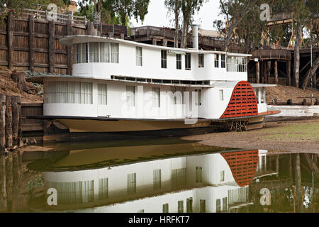 Einem alten Raddampfer neben historischen Hafen von Echuca Wharf befindet sich auf dem Murray River in Victoria Australien. Stockfoto