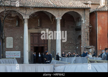 Rom, Italien. 1. März 2017. Papst Francesco ging an die Basilika von St. Anselm auf dem Aventin-Hügel und dann in einer Prozession zur Basilika Santa Sabina, wo die Heilige Messe anlässlich der Asche gefeiert. Bildnachweis: Leo Claudio De Petris/Pacific Press/Alamy Live-Nachrichten Stockfoto