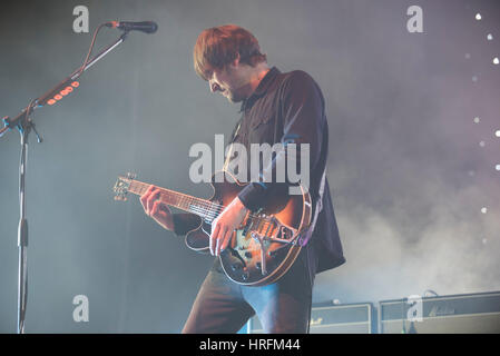 London, UK. 1. März 2017. Britische Indie-Rock-Band Kaiser Chiefs führen Sie live auf der Bühne der O2 für die "Stay Together" UK-Arena-Tour. Die Band besteht aus Ricky WIlson (Gesang), Andrew White (Gitarre), Simon Rix (Bass), Nick Baines (Keyboards) und Vijay Mistry (Schlagzeug). Bildnachweis: Alberto Pezzali/Pacific Press/Alamy Live-Nachrichten Stockfoto