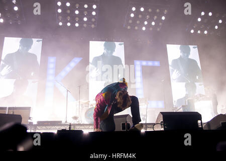 London, UK. 1. März 2017. Britische Indie-Rock-Band Kaiser Chiefs führen Sie live auf der Bühne der O2 für die "Stay Together" UK-Arena-Tour. Die Band besteht aus Ricky WIlson (Gesang), Andrew White (Gitarre), Simon Rix (Bass), Nick Baines (Keyboards) und Vijay Mistry (Schlagzeug). Bildnachweis: Alberto Pezzali/Pacific Press/Alamy Live-Nachrichten Stockfoto