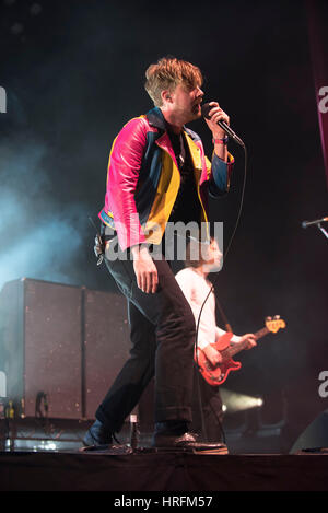 London, UK. 1. März 2017. Britische Indie-Rock-Band Kaiser Chiefs führen Sie live auf der Bühne der O2 für die "Stay Together" UK-Arena-Tour. Die Band besteht aus Ricky WIlson (Gesang), Andrew White (Gitarre), Simon Rix (Bass), Nick Baines (Keyboards) und Vijay Mistry (Schlagzeug). Bildnachweis: Alberto Pezzali/Pacific Press/Alamy Live-Nachrichten Stockfoto