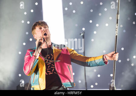 London, UK. 1. März 2017. Britische Indie-Rock-Band Kaiser Chiefs führen Sie live auf der Bühne der O2 für die "Stay Together" UK-Arena-Tour. Die Band besteht aus Ricky WIlson (Gesang), Andrew White (Gitarre), Simon Rix (Bass), Nick Baines (Keyboards) und Vijay Mistry (Schlagzeug). Bildnachweis: Alberto Pezzali/Pacific Press/Alamy Live-Nachrichten Stockfoto