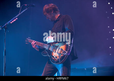 London, UK. 1. März 2017. Britische Indie-Rock-Band Kaiser Chiefs führen Sie live auf der Bühne der O2 für die "Stay Together" UK-Arena-Tour. Die Band besteht aus Ricky WIlson (Gesang), Andrew White (Gitarre), Simon Rix (Bass), Nick Baines (Keyboards) und Vijay Mistry (Schlagzeug). Bildnachweis: Alberto Pezzali/Pacific Press/Alamy Live-Nachrichten Stockfoto