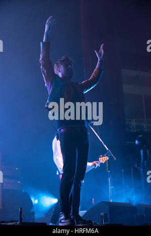 London, UK. 1. März 2017. Britische Indie-Rock-Band Kaiser Chiefs führen Sie live auf der Bühne der O2 für die "Stay Together" UK-Arena-Tour. Die Band besteht aus Ricky WIlson (Gesang), Andrew White (Gitarre), Simon Rix (Bass), Nick Baines (Keyboards) und Vijay Mistry (Schlagzeug). Bildnachweis: Alberto Pezzali/Pacific Press/Alamy Live-Nachrichten Stockfoto