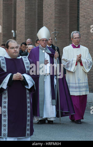 Rom, Italien. 1. März 2017. Papst Francesco ging an die Basilika von St. Anselm auf dem Aventin-Hügel und dann in einer Prozession zur Basilika Santa Sabina, wo die Heilige Messe anlässlich der Asche gefeiert. Bildnachweis: Leo Claudio De Petris/Pacific Press/Alamy Live-Nachrichten Stockfoto