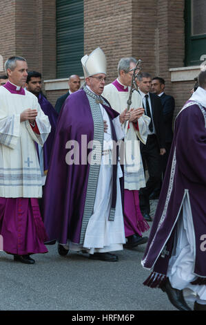 Rom, Italien. 1. März 2017. Papst Francesco ging an die Basilika von St. Anselm auf dem Aventin-Hügel und dann in einer Prozession zur Basilika Santa Sabina, wo die Heilige Messe anlässlich der Asche gefeiert. Bildnachweis: Leo Claudio De Petris/Pacific Press/Alamy Live-Nachrichten Stockfoto