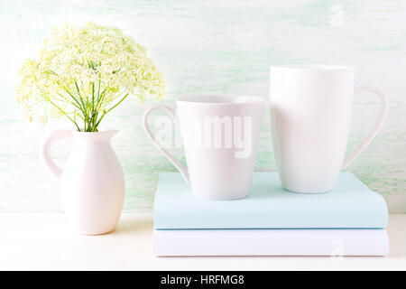 Zwei Kaffee Cappuccino und Latte weiße Tassen Mock-up.  Leere Becher mock up für Markenwerbung. Stockfoto