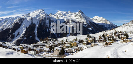 Winterlandschaft. Alpine Dorf von Gimillan (1800 Meter über dem Meeresspiegel) im Aosta-Tal, Cogne, Italien Stockfoto