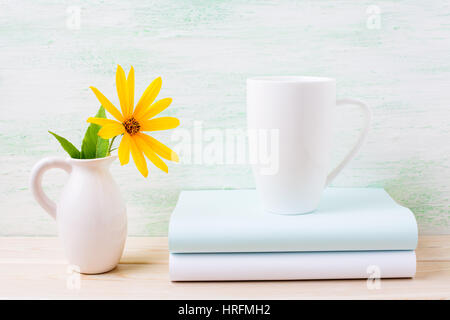 Weißen Cappuccino Tasse Mockup mit gelben Rosinweed Blumen im Krug. Leere Becher mock up für Markenwerbung. Stockfoto