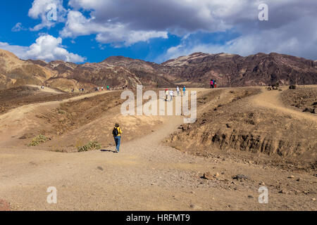 Menschen, Touristen, Besucher, Artist Drive, schwarze Berge, Death Valley Nationalpark, Death Valley, Kalifornien, USA, Nordamerika Stockfoto