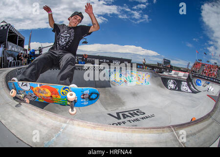 Sydney, Australien. 2. März 2017. Ein Fischauge Blick als Skateboarder Praxis in den Vans Pro Bowl während der Serie Vans Park Gelände Skateboard World Championship-Tour als Fans Watch während des 6. Tages von den Australian Open of Surfing in Manly Beach, Australien. Bildnachweis: Hugh Peterswald/Pacific Press/Alamy Live-Nachrichten Stockfoto