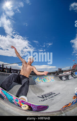 Sydney, Australien. 2. März 2017. Ein Fischauge Blick als Skateboarder Praxis in den Vans Pro Bowl während der Serie Vans Park Gelände Skateboard World Championship-Tour als Fans Watch während des 6. Tages von den Australian Open of Surfing in Manly Beach, Australien. Bildnachweis: Hugh Peterswald/Pacific Press/Alamy Live-Nachrichten Stockfoto