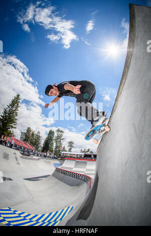 Sydney, Australien. 2. März 2017. Ein Fischauge Blick als Skateboarder Praxis in den Vans Pro Bowl während der Serie Vans Park Gelände Skateboard World Championship-Tour als Fans Watch während des 6. Tages von den Australian Open of Surfing in Manly Beach, Australien. Bildnachweis: Hugh Peterswald/Pacific Press/Alamy Live-Nachrichten Stockfoto