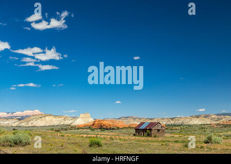 Eine verlassene Blockhütte sitzt im Kodachrome Basin, Utah vernachlässigt. Stockfoto