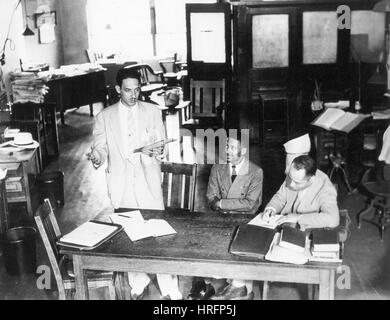 THURGOOD MARSHALL afro-amerikanischer Rechtsanwalt Links mit seinem Klienten Donald Murray und Anwalt Charles Houston im Jahr 1936. Arbeiten für die NAACP, gewann Marshall Murray v. Pearson Fall für Murray, die University of Maryland Law School zu besuchen. Foto: NAACP Stockfoto