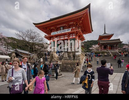 Touristen zu Fuß durch Niomon Tor des Kiyomizu-Dera, buddhistischer Tempel in Kyoto, Japan Stockfoto