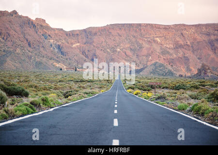 Malerische Landschaft der langen geraden Straße zum Berge auf der Insel Teneriffa Stockfoto
