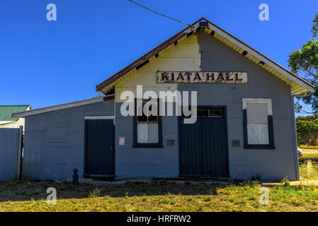 Altes Haus an der Straße und Victoria's eigenen Outback, Victoria, Australien. Stockfoto